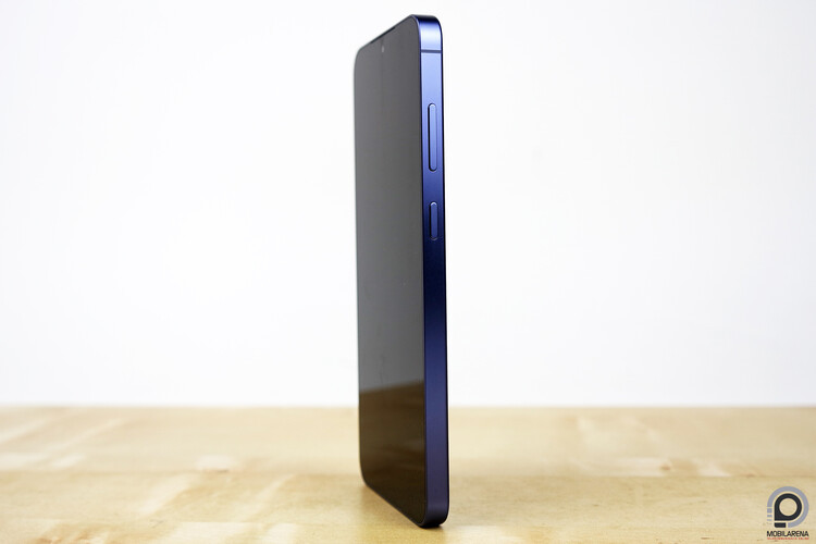 A gombok maradtak a keret jobb oldalán