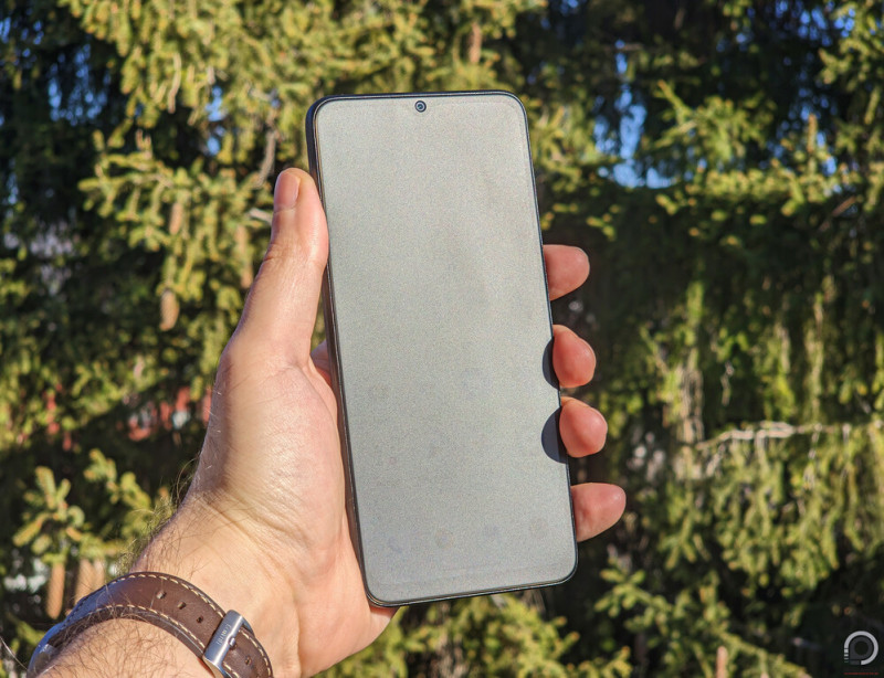 A képernyő maximális fényerőn, oldalról