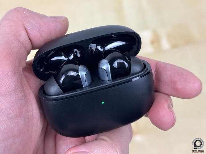 EarFun Air 2 a hordozó bölcsőjében