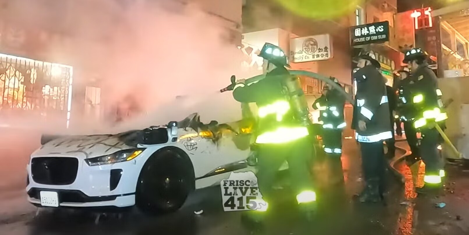 Felgyújtottak egy önvezető autót, Kalifornia szigorítana