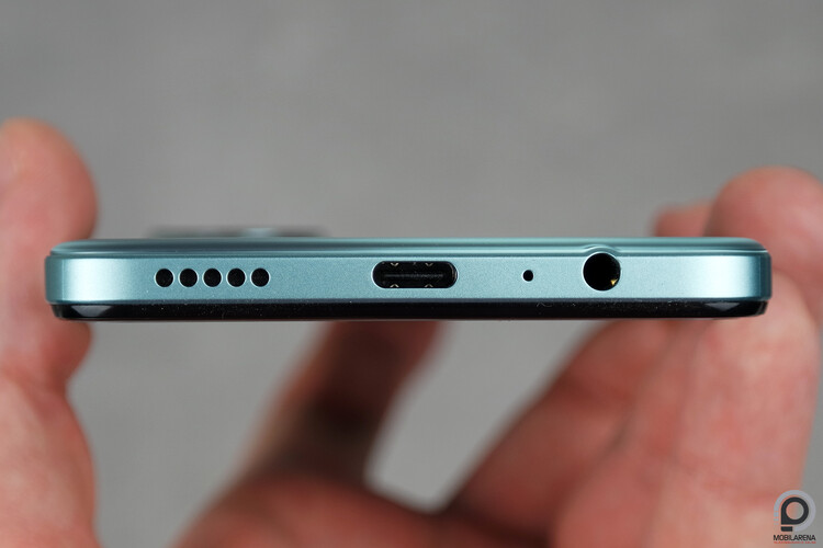 Hangszóró és csatlakozók a telefon alján