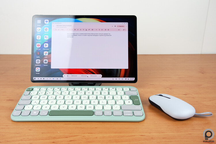 A gyári billentyűzetes tokoknál takarékosabb megoldás: Bluetooth egér és billentyűzet, illetve esetünkben egy tartó, melyet kitámasztós tok is helyettesíthet