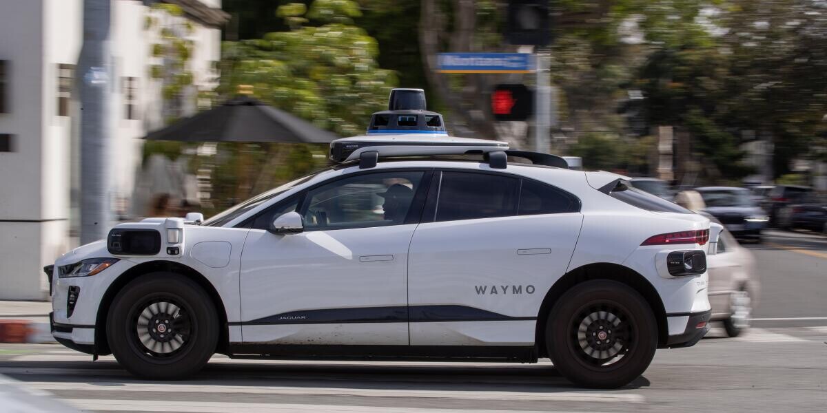 Szoftverhiba miatt hívtak vissza 444 Waymo önvezető autót