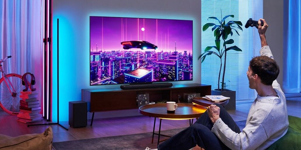 A Mini LED-es modell 4K felbontású, 144 Hz-es QLED LCD panelt kapott