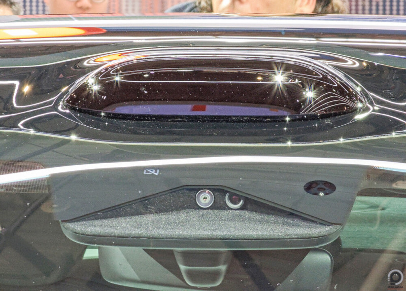 Felül a LiDAR, alul pedig az elülső kamerák és szenzorok