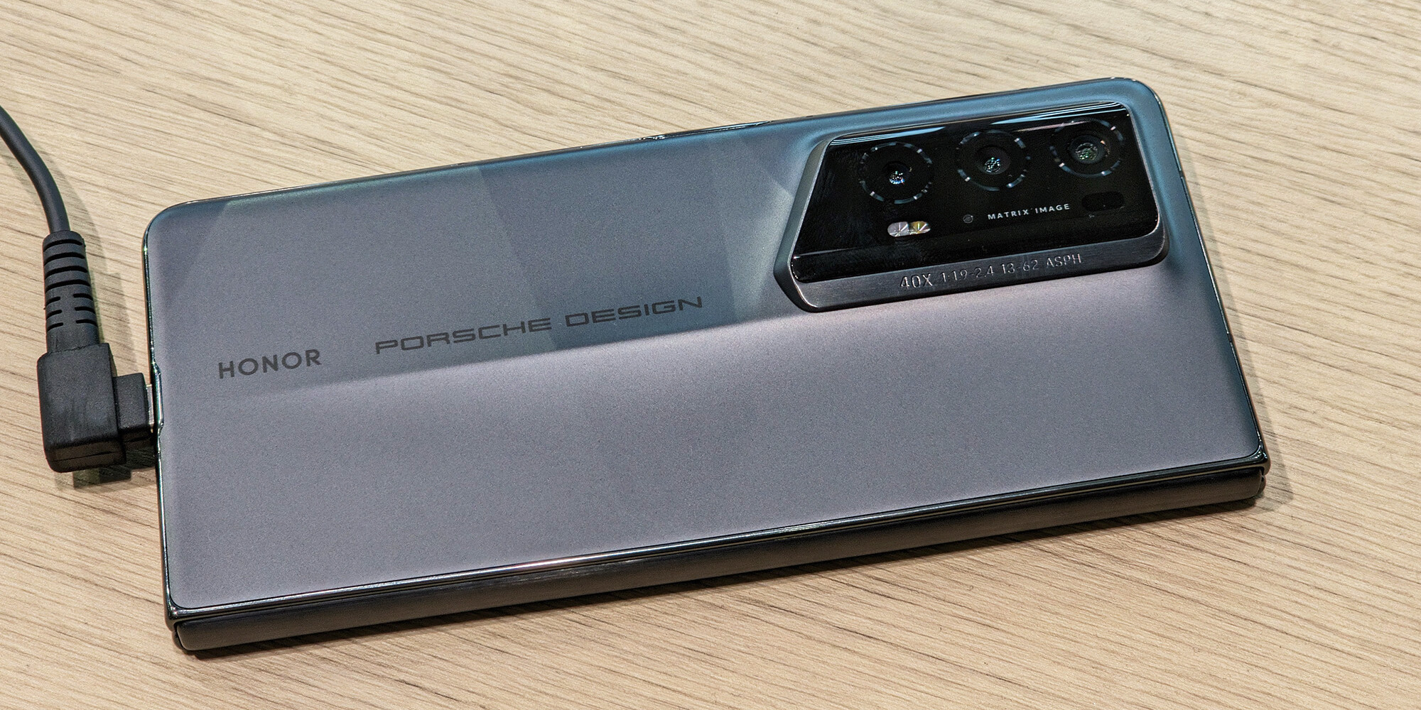MWC 2024: Jól néz ki a Magic V2 Porsche Design, csak drága