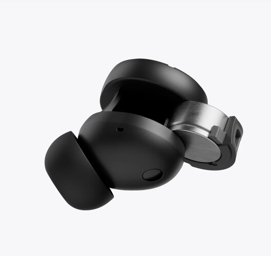 Szilikon gyűrű és apró kis ajtó mögött kapott helyet a fülhallgatóban az aksi, a gyártó szerint fél perc alatt cserélhető szerszám nélkül is