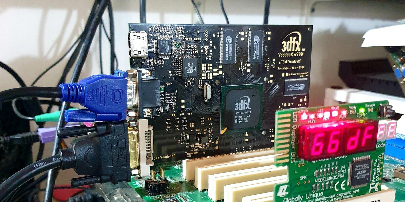 Modern monitorokra köthető 3dfx Voodoo kártya a fészerből