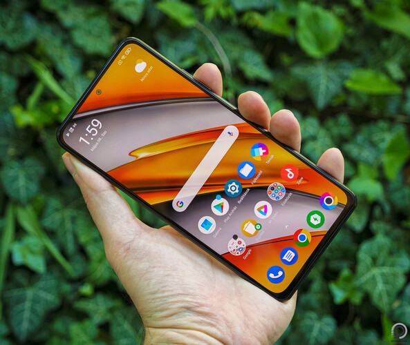 A képen a Redmi K40 nemzetközi variánsa, a Poco F3