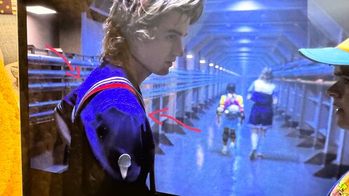 A karakter vállánál jól láthatóak a fehér foltok, amiknek nem kellene ott lennie