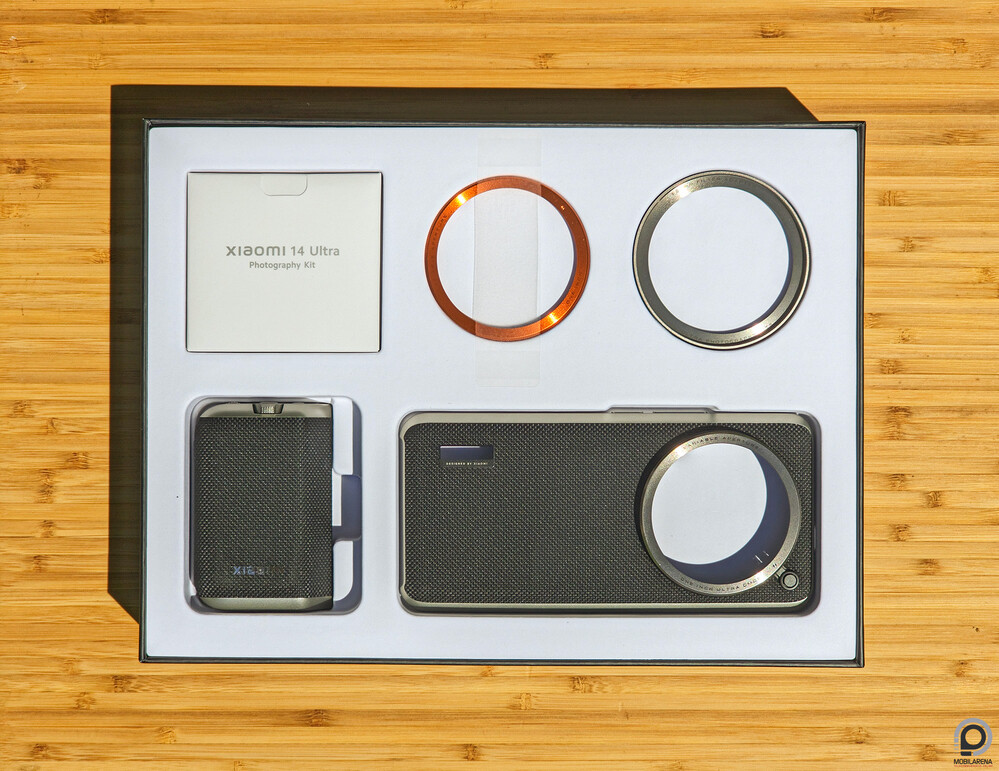A Xiaomi 14 Ultra Photography Kit és benne a védőtok, a markolat, a két gyűrű, a leírás és a 67 mm-es szűrőadapter
