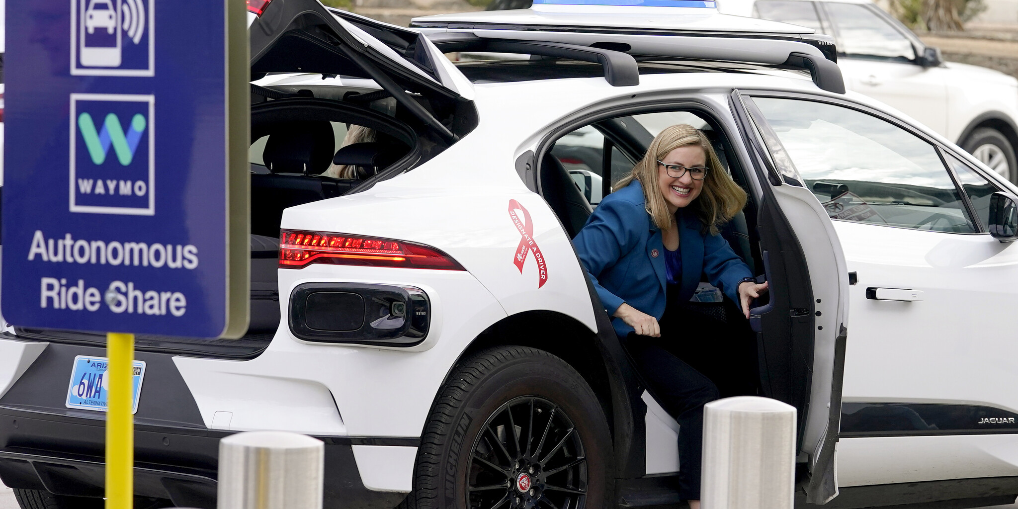 Vizsgálják a Waymo robotautók váratlan viselkedését