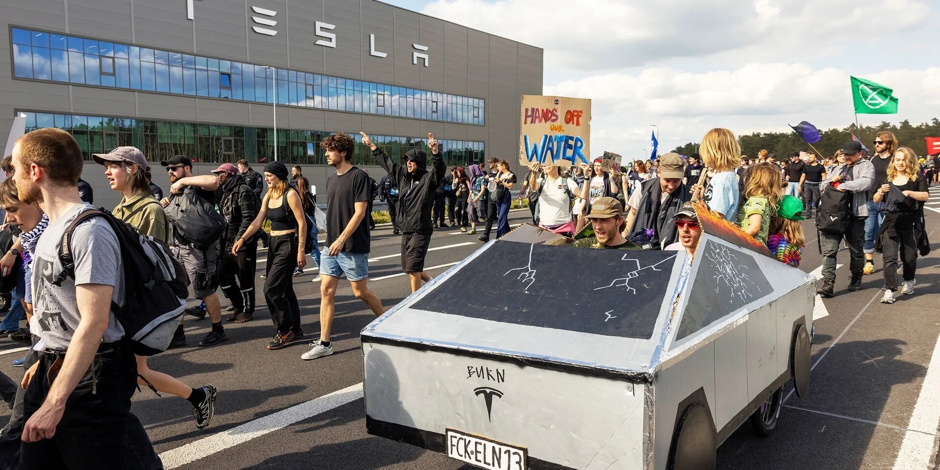 A tüntetések ellenére is bővítheti német gyárát a Tesla