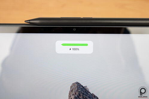 A tollról szóló értesítés és a kamera használatát jelző LED a keretben