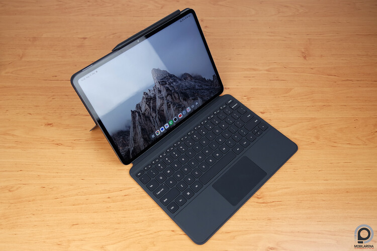 Xiaomi Pad 6S Pro a billentyűzetes tokban és a ceruzával