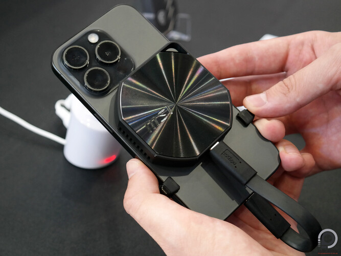 Fekete MSI Datamag egy iPhone 15 Pro hátán