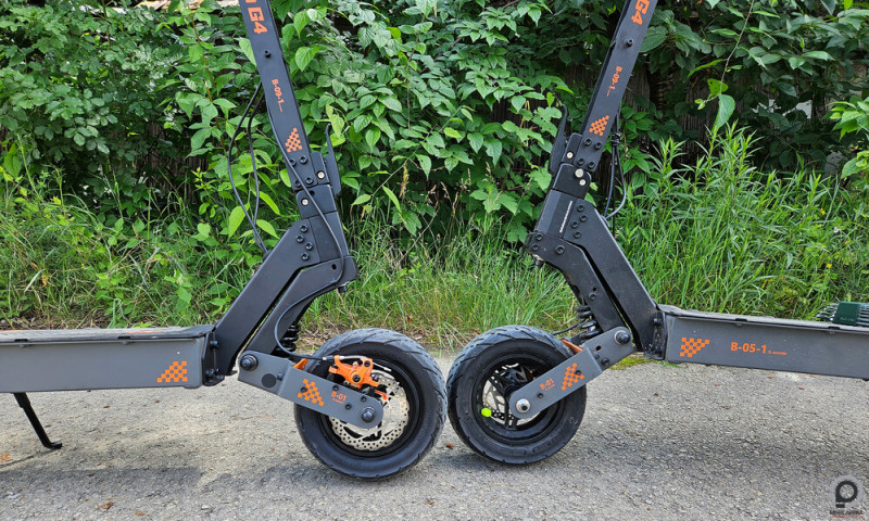 Balra a friss modell, jobbra egy korábbi - módosított első felfüggesztéssel