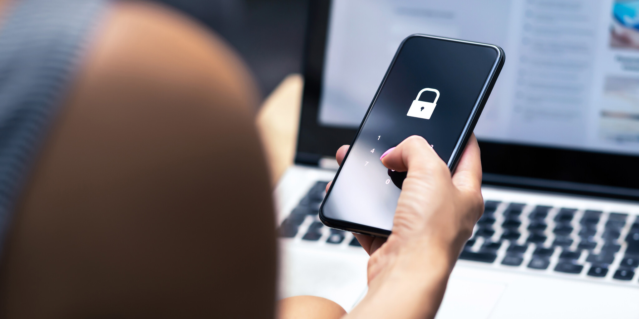 Kíváncsi az EU, milyen online védelmet adnak a pornóplatformok a kiskorúaknak