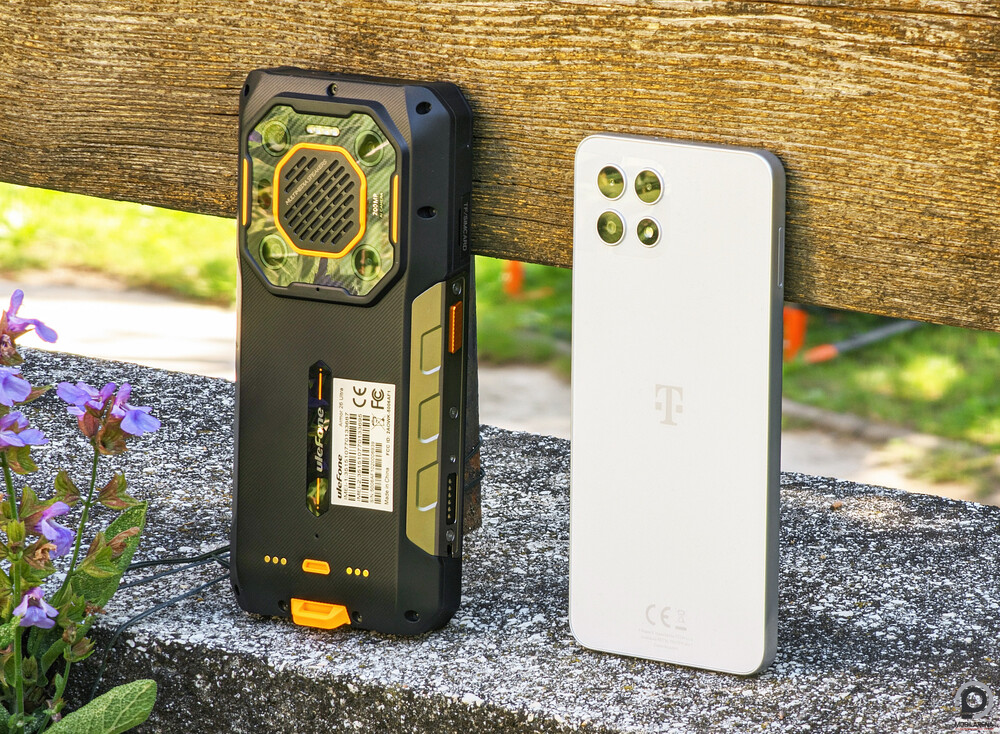 Az Armor 26 Ultra egy normál telefon mellett