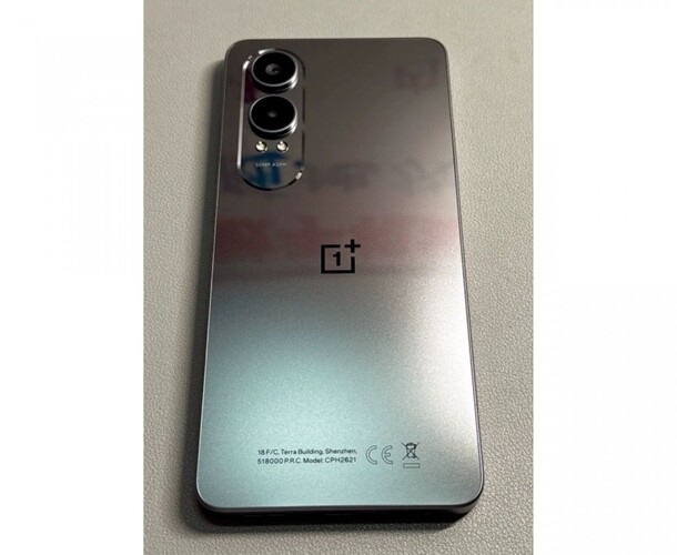 Fényképen a OnePlus Nord CE 4 Lite hátoldala