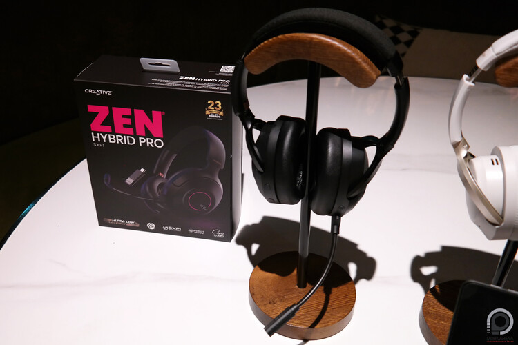 A gamer változat telefonokhoz, tabletekhez és számítógépekhez is jó, USB-C vevőegység is jár a dobozban