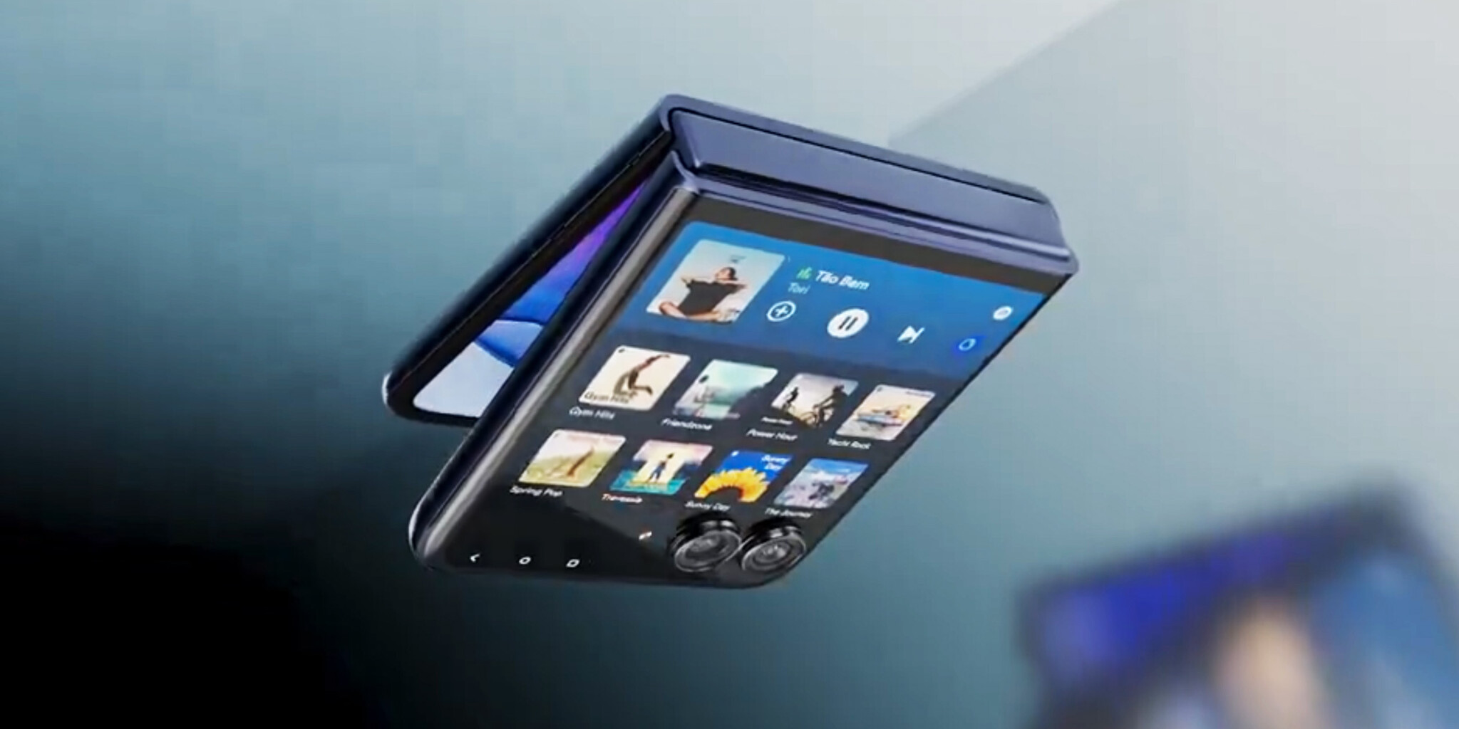 Mozgóképen a Razr 50 Ultra még nagyobb kijelzője