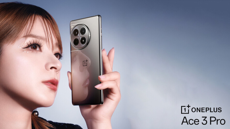 Az ezüst színű modell hátlapja akár a tükör