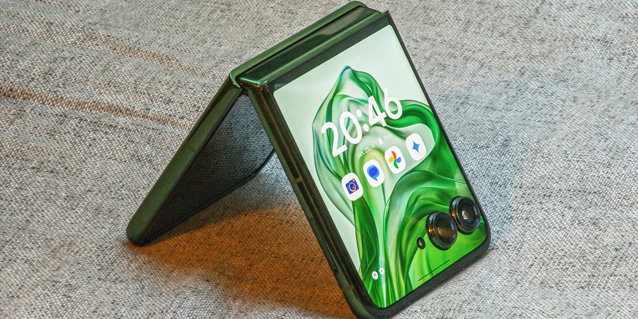 Kezünkben a Razr 50 Ultra