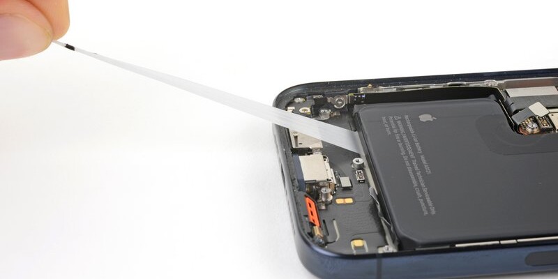 Változhat az iPhone-ok aksijának cseréje