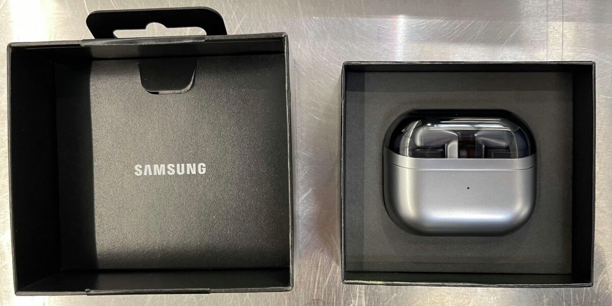 Kamerának pózol a Galaxy Buds3 és Buds3 Pro