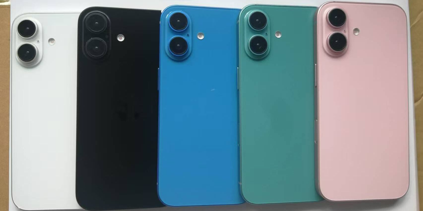 Ezen a fotón dummy iPhone 16-ok vannak