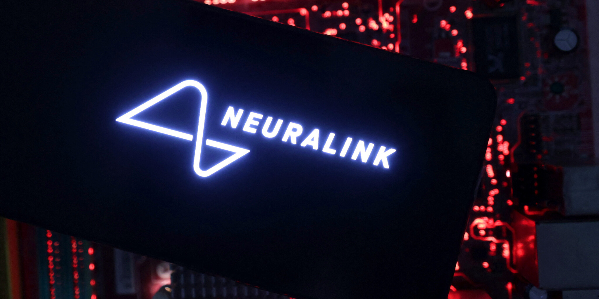 Musk szerint újabb ember kapott Neuralink agyi chipet