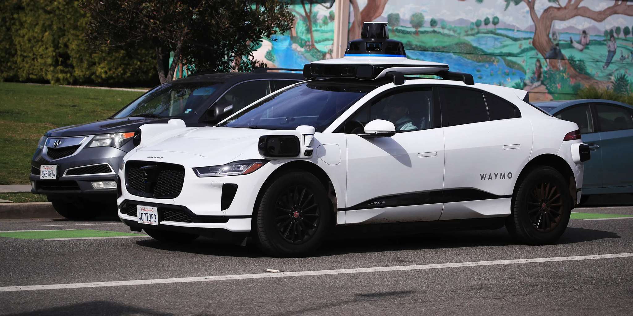 Lassan, de biztosan terjednek a robottaxik