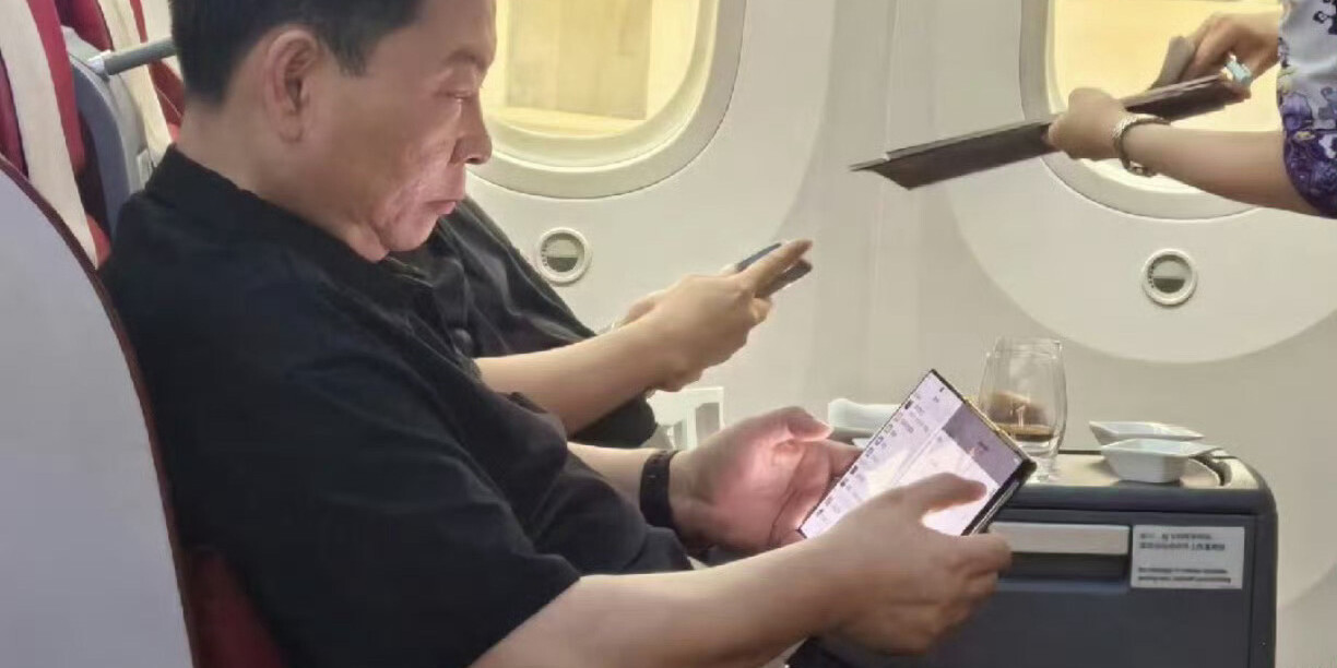Harmonikamobilt láttak Richard Yu kezében
