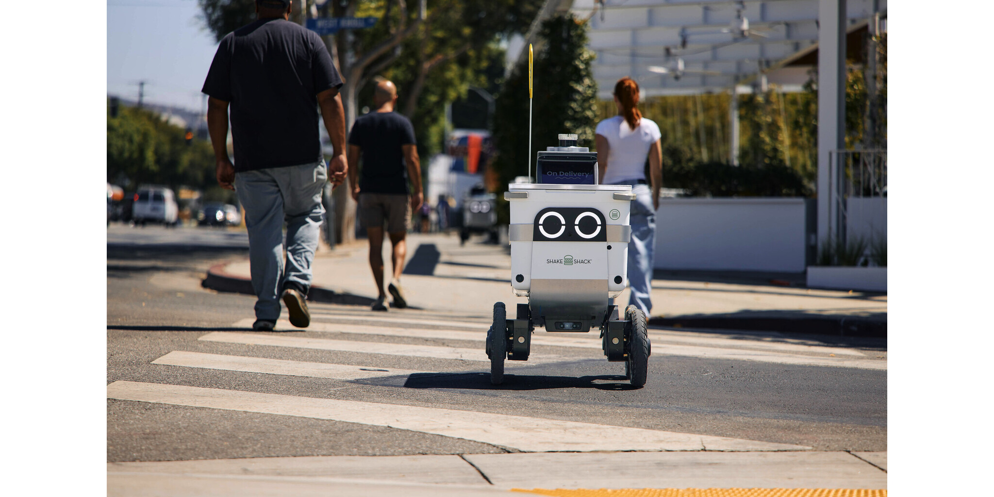 Robot viszi házhoz az ételrendeléseket