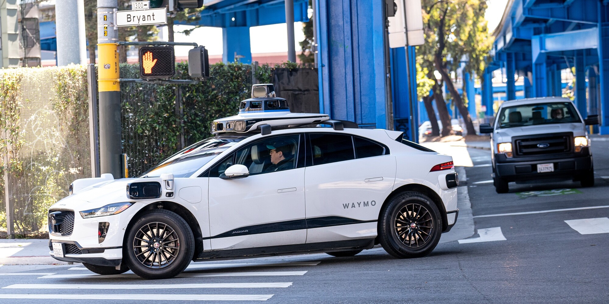 Egyre többen utaznak Waymo robottaxival