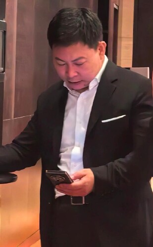 Richard Yu kezében a duplán nyitható új Huawei mobil összecsukott állapotban