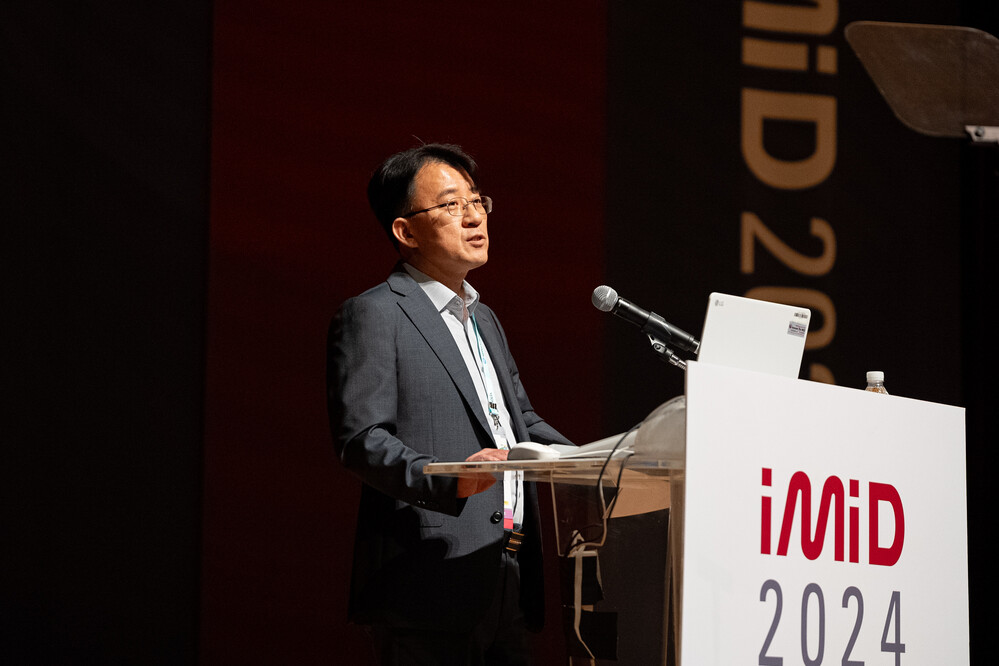 Lee Cheong az IMID 2024 keynote-ján