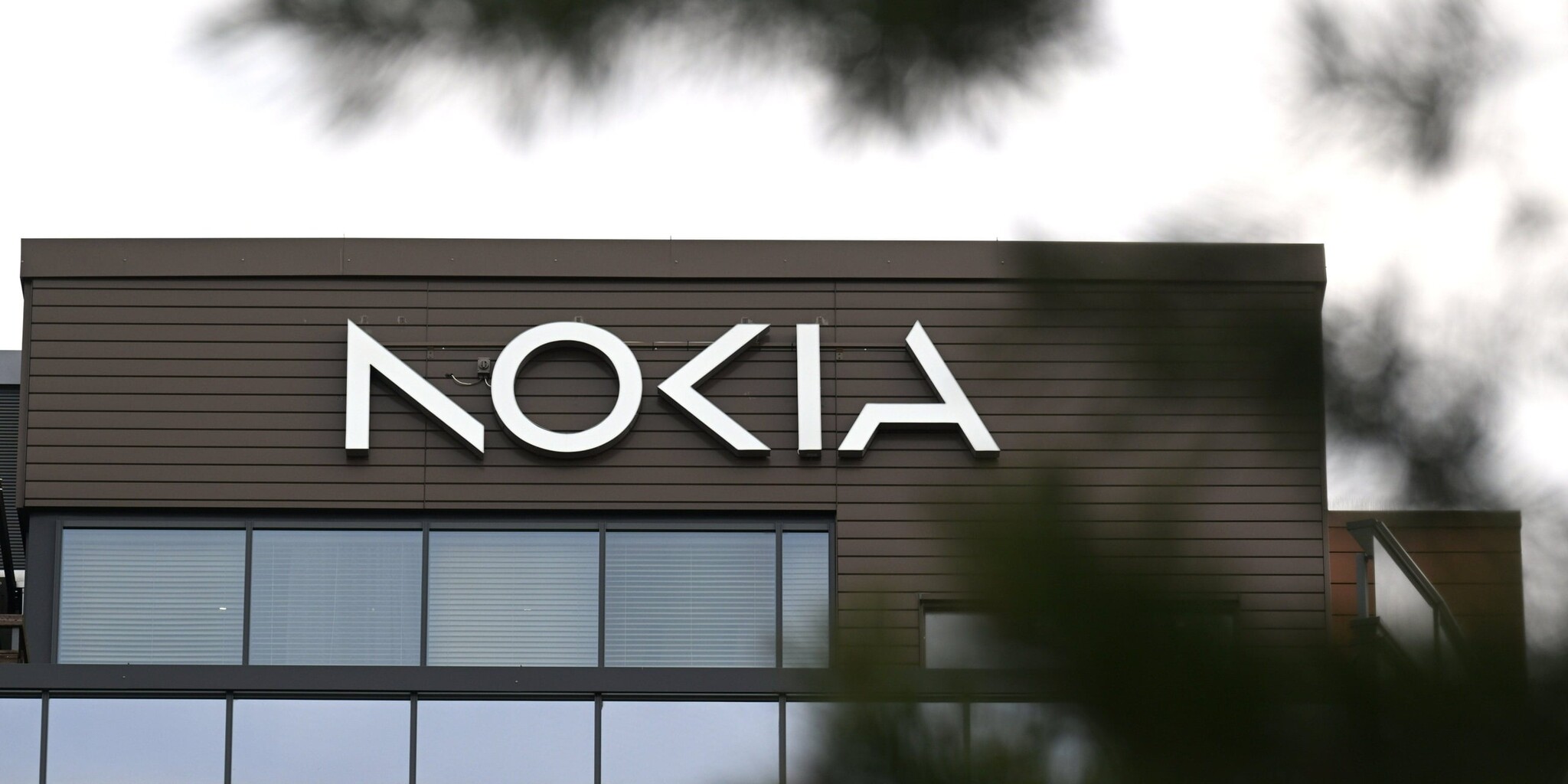 A Samsung fontolgatja, hogy megveszi a Nokia egy részét