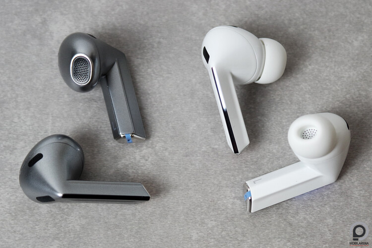 Balra a Galaxy Buds3, jobbra a Galaxy Buds3 Pro