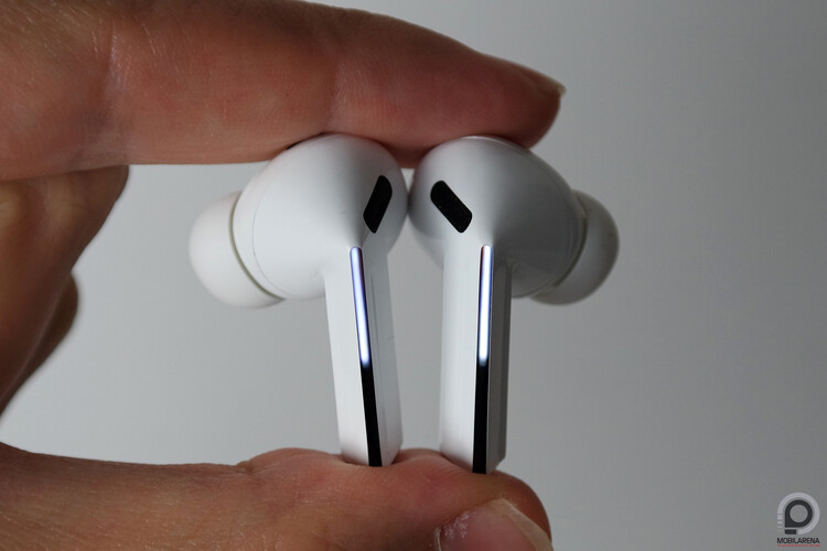Bekapcsolt LED-ekkel a Buds3 Pro