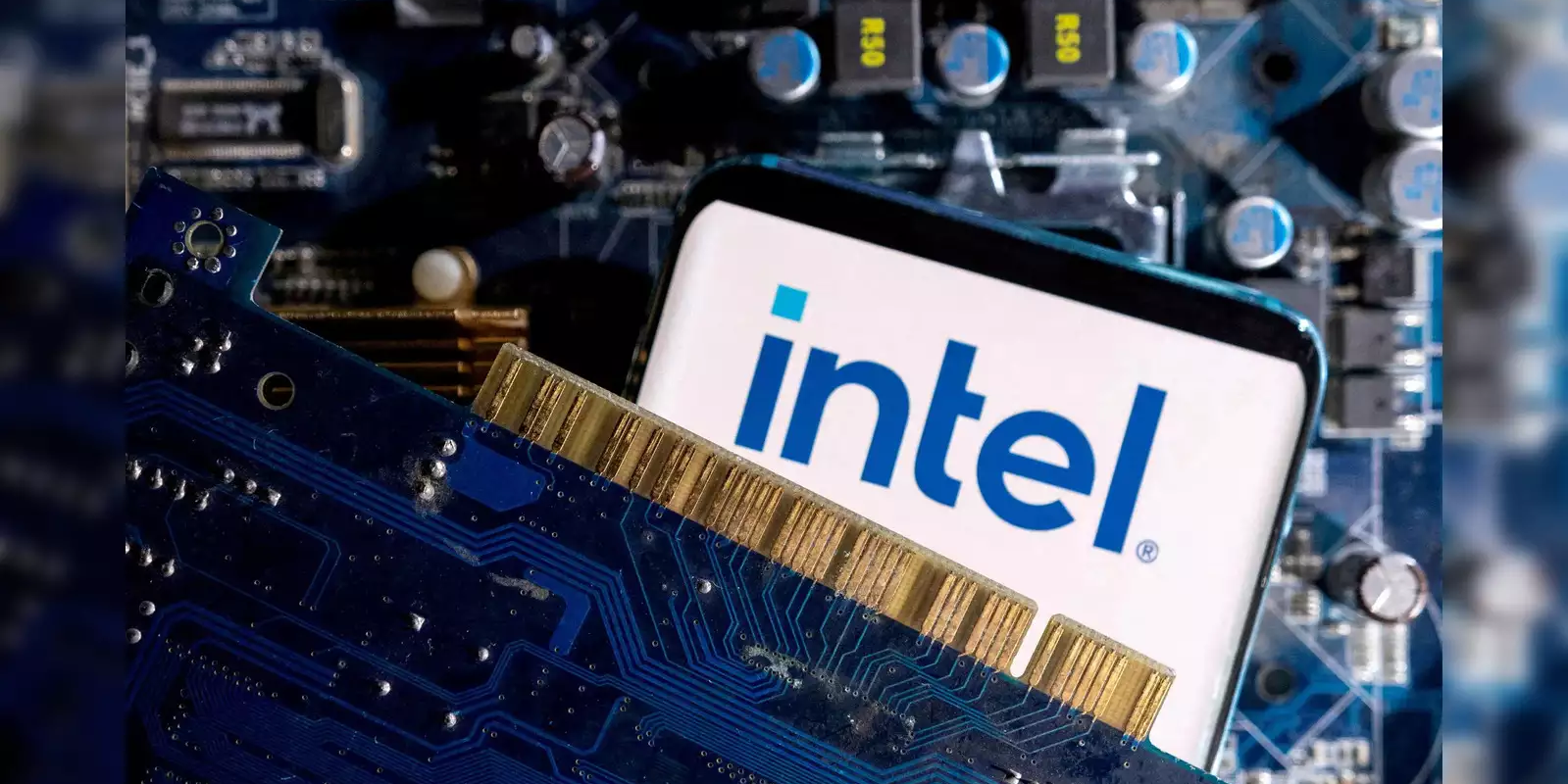 Az Amazonnak gyárt AI-chipeket az Intel, leállnak a gyárépítések