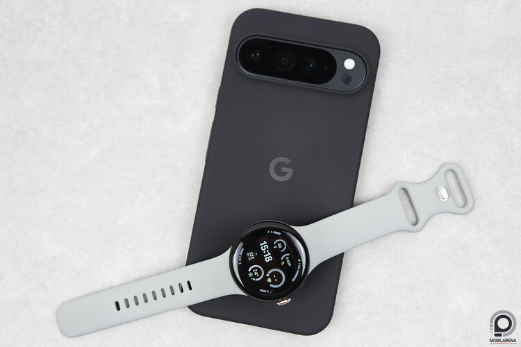 Pixel Watch 3 egy Pixel 9 Pro XL hátán