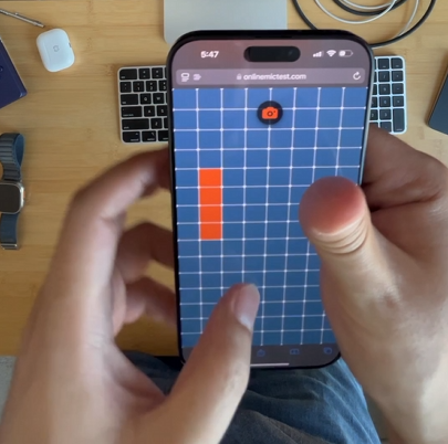 A telefon jobb oldalához érő bőrfelületet érzékelve az iOS 18 letiltja a navigációs sáv kivételével az egész kijelzőt