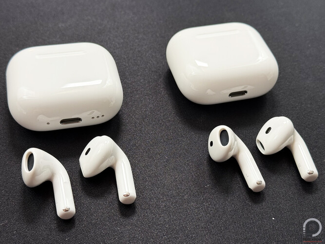 Balra a zajszűrős, jobbra a sima AirPods 4