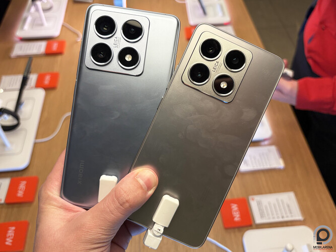 Balra a 14T Pro, jobbra a 14T. Ránézésre alig van különbség, a hátlap a Pro modellen íveltebb