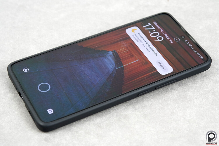 A telefon a gyári tokban