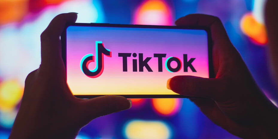 Emberek százait rúgja ki a TikTok, AI moderálja a tartalmakat