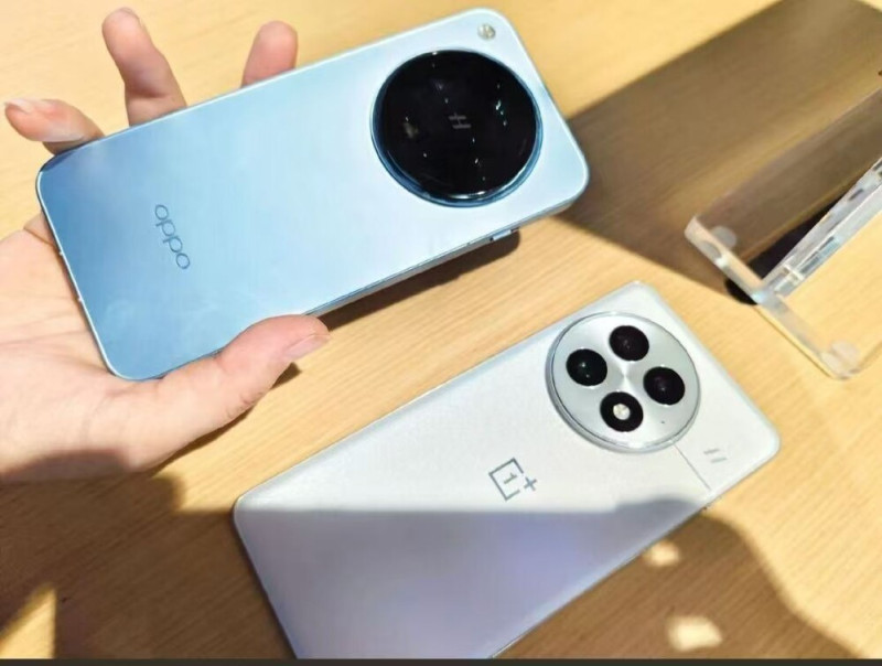 A OnePlus 13 az Oppo Find X8 jobbján