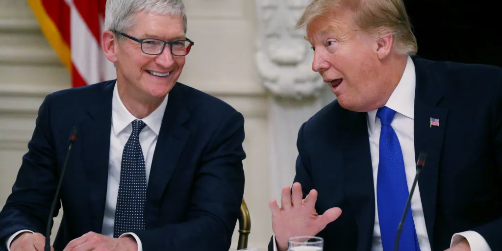 Aggódva hívta fel Tim Cook Donald Trumpot